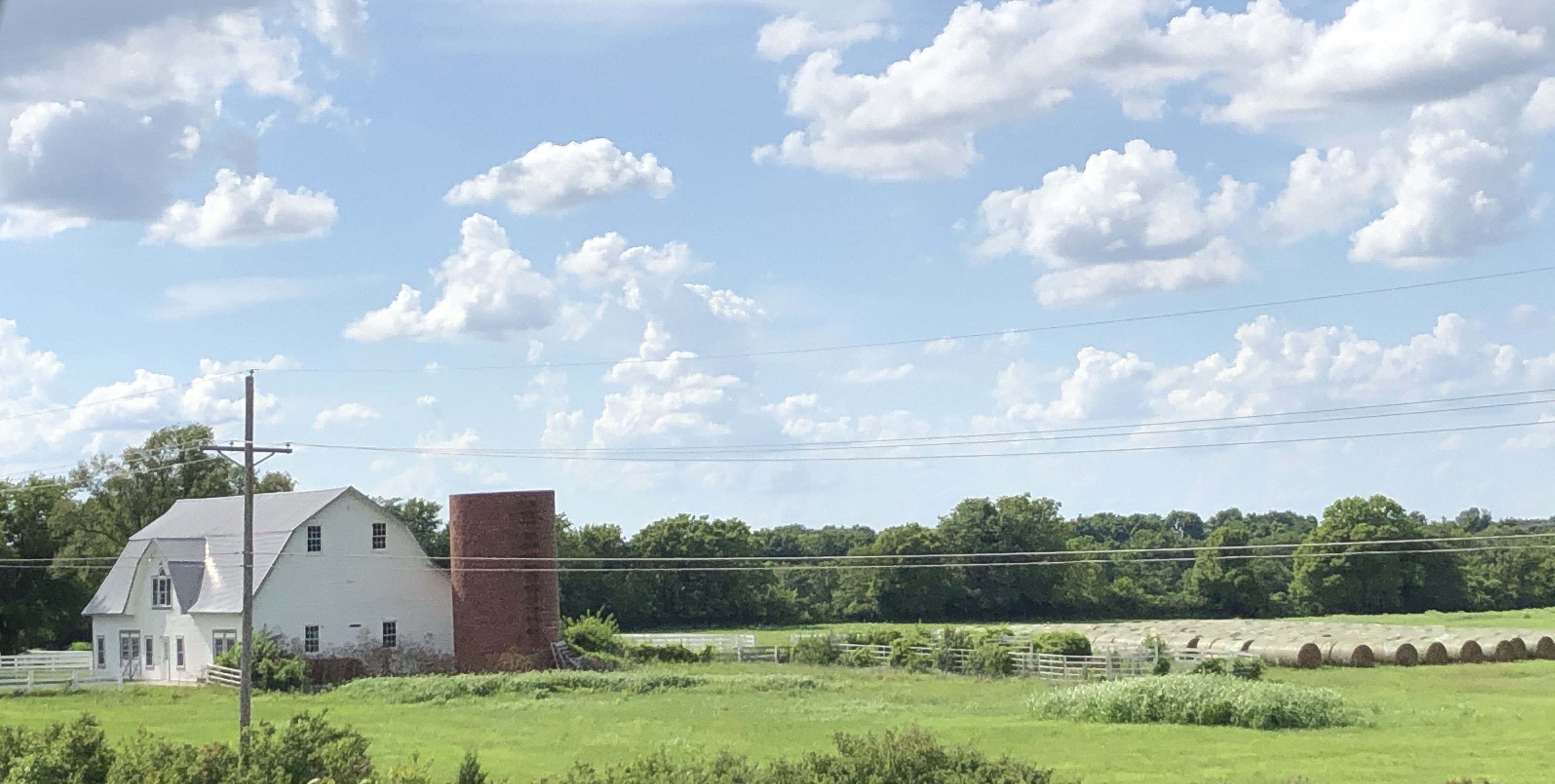 Iconic barn on 50 Hwy in Lee's Summit, Missouri 